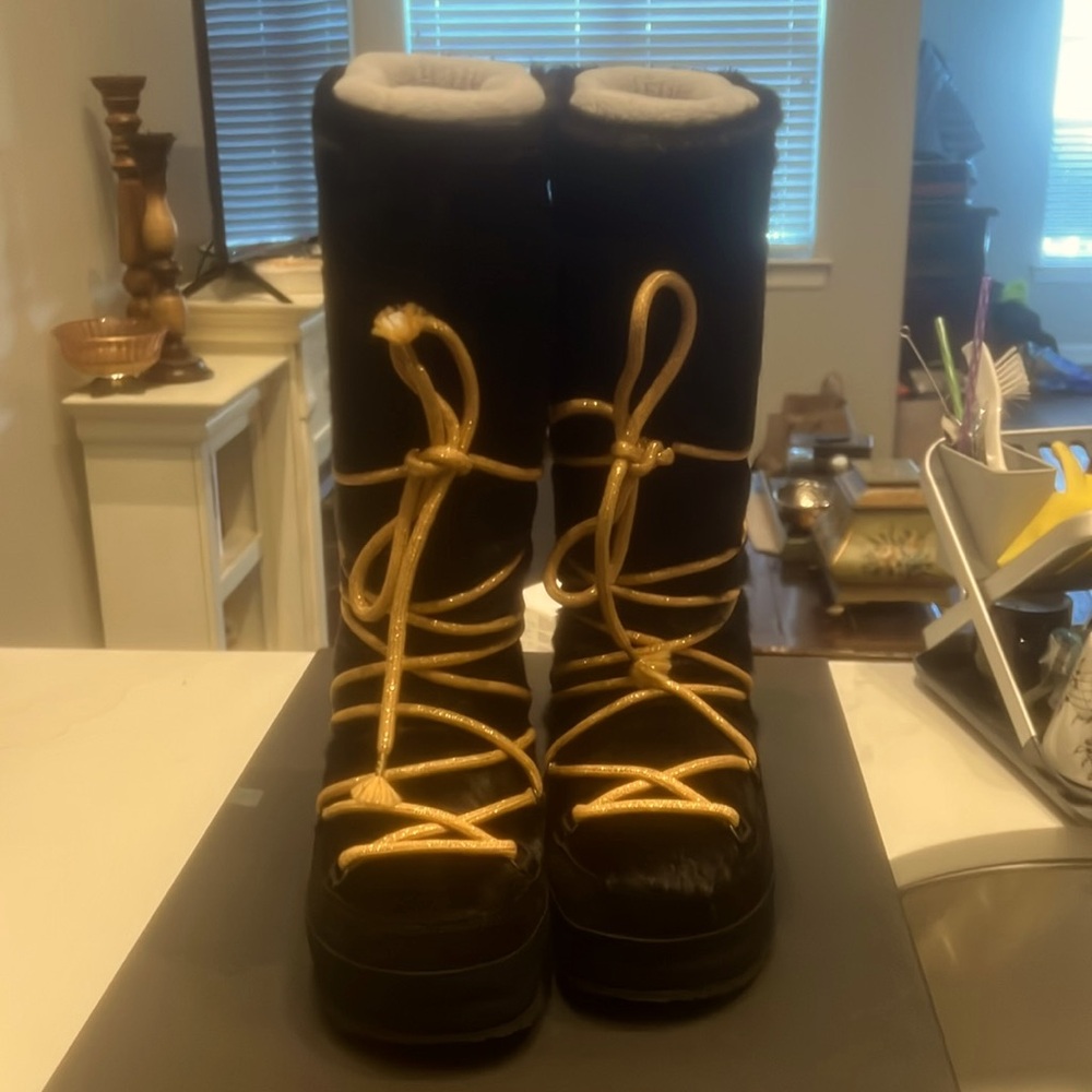 Ventissima Strada Black with Yellow Star Lace Up Astronaut Moonboot Size 9